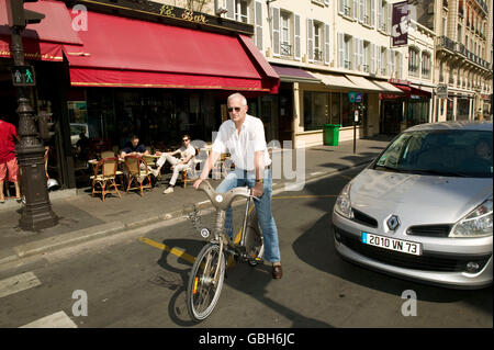 Le journal The Times correspondant à Paris Charles Bremner monte un vélo Vélib' à Paris, France, 15 juillet 2007. Banque D'Images