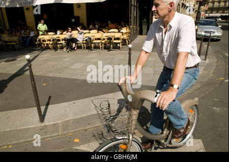 Le journal The Times correspondant à Paris Charles Bremner monte un vélo Vélib' à Paris, France, 15 juillet 2007. Banque D'Images