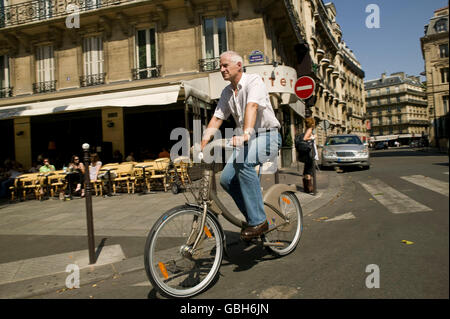 Le journal The Times Charles Bremner, correspondant monte un vélo Vélib' à Paris, France, 15 juillet 2007. Banque D'Images