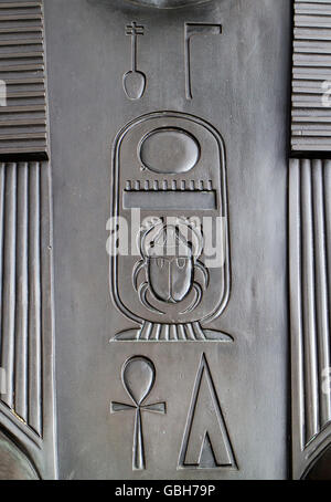 Hiéroglyphes (avec Scarab et d'ankh) sur l'un des sphinx en bronze à la base de l'aiguille de Cléopâtre, Victoria Embankment, London Banque D'Images