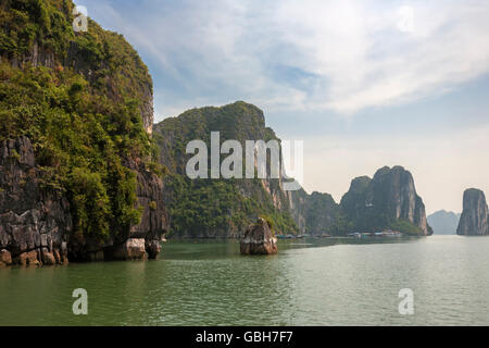 Dao Dau Go, l'un des plusieurs centaines d'îles dans la baie de Ha Long, Province de Quang Ninh, Vietnam Banque D'Images