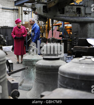 La reine Elizabeth II traverse un atelier lors d'une visite de la fonderie Whitechapel Bell à l'est de Londres. Banque D'Images