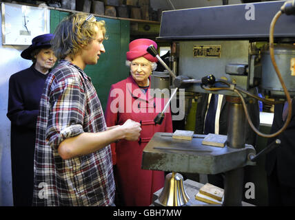 La reine Elizabeth II traverse un atelier lors d'une visite de la fonderie Whitechapel Bell à l'est de Londres. Banque D'Images