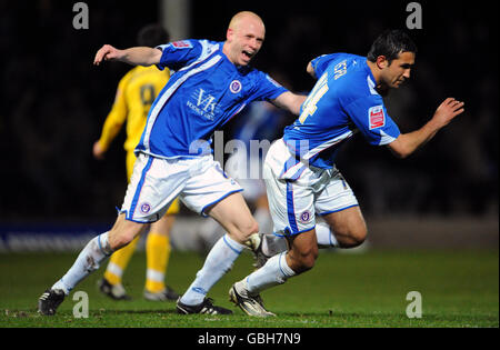 Jack Lester de Chesterfield célèbre son deuxième but avec Derek Niven Banque D'Images