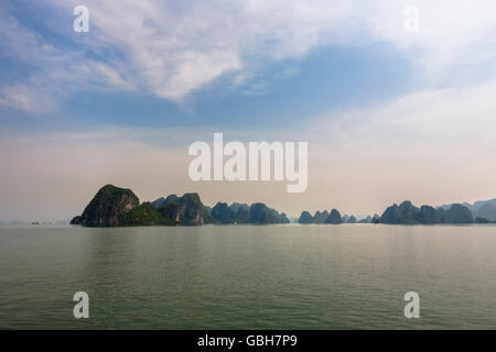 Îles karstiques spectaculaires dans Ha Long Bay, au nord de l'Ile de Cat Ba, Province de Quang Ninh, Vietnam Banque D'Images