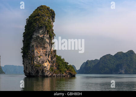 L'îlot Ngon Tay dans le chenal nord-est de l'Ile de Cat Ba, La Baie d'Ha Long, Quang Ninh, Vietnam Banque D'Images