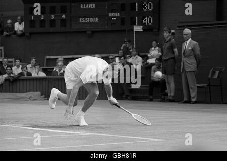 Le premier match du nouveau World Professional tennis Tournament à Wimbledon entre Rod laver et Fred Stolle. Banque D'Images