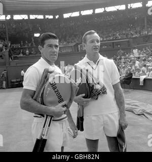 Australiens Ken Rosewall, à gauche et Rod laver avant la finale du World Professional tennis Tournament. Banque D'Images