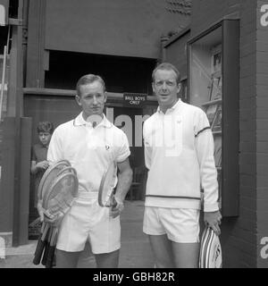 Australiens Rod laver, à gauche, et Fred Stolle, avant le premier match du World Professional tennis Tournament à Wimbledon. Banque D'Images