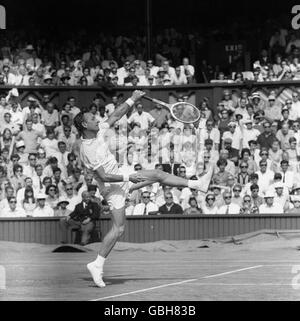 Tennis - Tournoi de tennis du monde - Rod Laver v Andres Gimeno - Wimbledon Banque D'Images