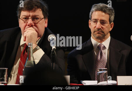 Taoiseach Brian Cowen, à gauche et Ronald Greenspan lors du lancement du Livre blanc de FTI Consulting intitulé « voies vers la reprise pour l'économie irlandaise » lors d'un séminaire au College of Physicians, Kildare Street, Dublin. Banque D'Images