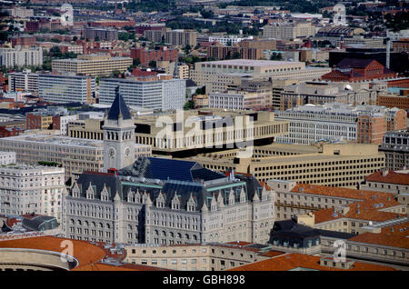 Washington DC. USA, 1995 Au premier plan l'ancien bureau de poste Pavilion et tours et bâtiments savent maintenant que le "Trump Tower' avec le J. Edgar Hover FBI siège principal bâtiment derrière elle sur Pennsylvania Ave, NW comme vu du haut de la Washington Monument à la nord et l'Est. Credit : Mark Reinstein Banque D'Images