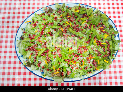 Salade du jardin avec pommgranate la semence dans un jardin d'été Banque D'Images