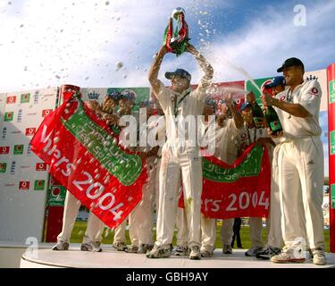 Cricket - npower troisième test - Angleterre / Nouvelle-Zélande - quatrième jour.Les joueurs d'Angleterre célèbrent la victoire contre la Nouvelle-Zélande (le capitaine Michael Vaughan (c) est vaporisé de champagne par Andrew Flintock (r))) Banque D'Images