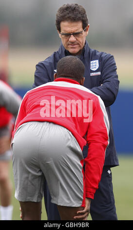 Fabio Capello, directeur de l'Angleterre, regarde Darren Bent lors d'une session d'entraînement à London Colney, Hertfordshire. Banque D'Images