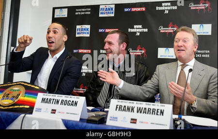 Le promoteur de boxe Frank Warren (à droite) avec Martin Rogan (au centre) et James Degale lors de la conférence de presse à l'Odyssey Arena, Belfast. Banque D'Images