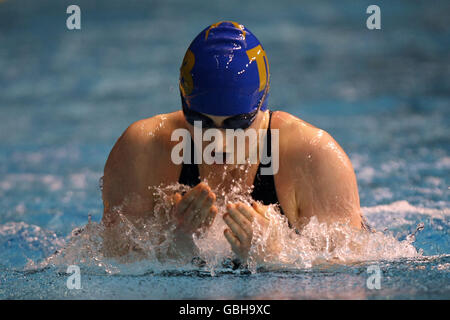 Charlotte Barnes de Trowbridge est en compétition dans le Breaststoke de 200 m ouvert pour les femmes Lors des championnats britanniques de natation de gaz 2009 Banque D'Images