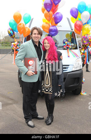 Jonathan Ross et sa femme Jane présentent un entraîneur du Club des variétés Sunshine à la Trinity School de Dagenham, Essex. Banque D'Images