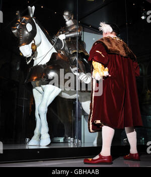 Un acteur habillé comme Henry VIII avec 'Bard bourguignons' gravé et en relief flamand, ou armure de cheval, présenté à un jeune Henry VIII par le Saint empereur romain Maximilian 1 vers 1511-15. Banque D'Images
