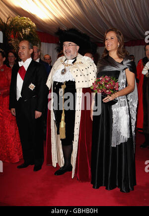 Le président mexicain Felipe Calderon, à gauche, et sa femme Senora Margarita Zavala, à droite, posent pour une photographie avec le maire de Londres Ian Luder, avant le banquet d'État au Guildhall Londres dans le cadre de sa visite d'État au Royaume-Uni. Banque D'Images