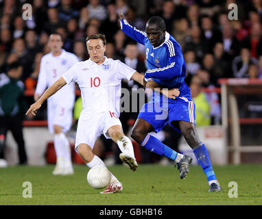 Mark Noble (à gauche) en Angleterre et Moussa Sissoko en France se battent pour le ballon lors du match amical des moins de 21 ans au City Ground, à Nottingham. Banque D'Images