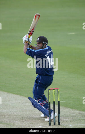 Cricket - totesport National Cricket League - Division 1 - Surrey c. Essex. Scott Newman de Surrey en action Banque D'Images