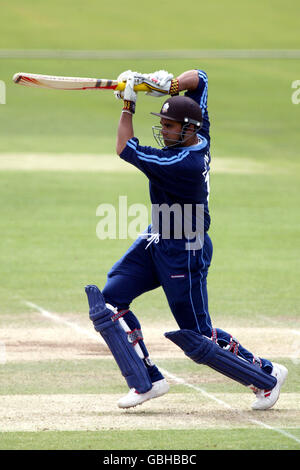 Cricket - totesport National Cricket League - Division 1 - Surrey c. Essex. Scott Newman de Surrey en action Banque D'Images