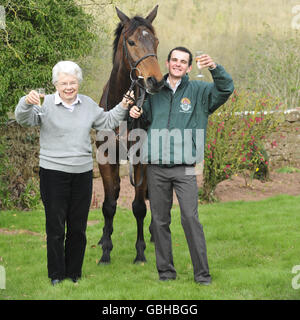 Grand gagnant national mon Mome avec le Jockey Liam Treadwell et le propriétaire Vida Bingham à Venitia Williams stables, Kings Cable, Hereford. Banque D'Images