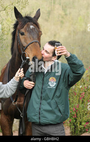 Le Grand National gagnant Jockey Liam Treadwell donne à son cheval mon Mome un baiser aux écuries de Venetia Williams, Kings Cable, Hereford. Banque D'Images