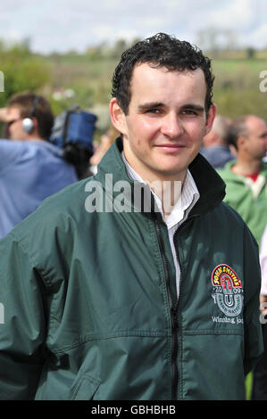 Jockey Liam Treadwell après avoir remporté le Grand National sur mon Mome à Venetia Wiliiams stables, Kings Cable, Hereford. Banque D'Images