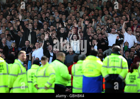 Football - Coca-Cola Championship - Cardiff City / Swansea City - Ninian Park.Les fans de Swansea City se tiennent à l'intérieur du sol à la suite du match de championnat Coca-Cola à Ninian Park, Cardiff. Banque D'Images