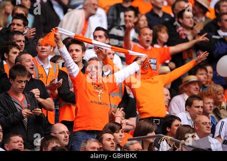 Soccer - Johnstone's Paint Trophy - final - Luton Town v Scunthorpe United - Stade Wembley. Luton Town fans dans les stands de Wembley Banque D'Images