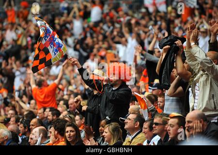 Soccer - Johnstone's Paint Trophy - final - Luton Town v Scunthorpe United - Stade Wembley. Luton Town fans dans les stands de Wembley Banque D'Images