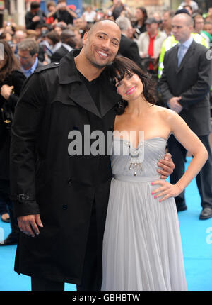 Dwayne Johnson (à gauche) et Carla Gugino arrivent pour la première de Race to Witch Mountain à l'Odeon West End à Leicester Square, dans le centre de Londres. Banque D'Images