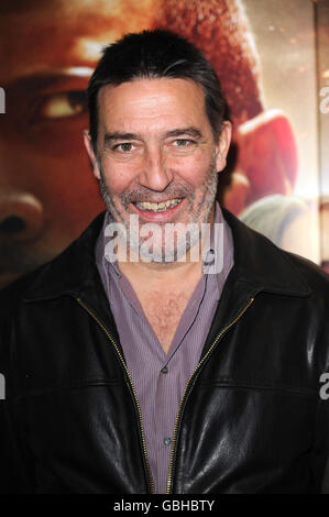 n Hinds arrive pour la première de Race to Witch Mountain à l'Odeon West End à Leicester Square, dans le centre de Londres. Banque D'Images