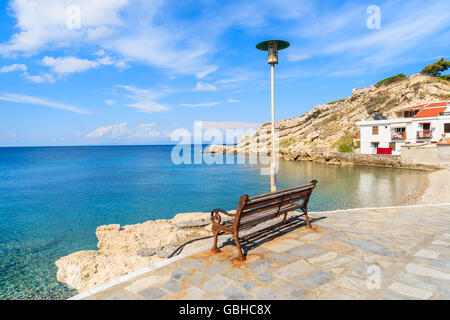 Banc de la promenade le long du littoral sur l'Arion, l'île de Samos, Grèce Banque D'Images