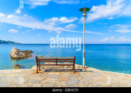 Banc de la promenade le long du littoral sur l'Arion, l'île de Samos, Grèce Banque D'Images