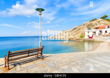 Banc de la promenade le long du littoral sur l'Arion, l'île de Samos, Grèce Banque D'Images