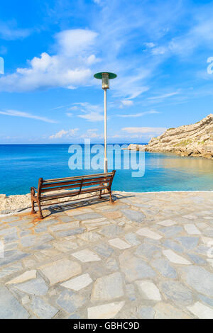 Banc de la promenade le long du littoral sur l'Arion, l'île de Samos, Grèce Banque D'Images