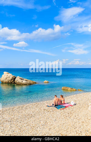 L'île de Samos, Grèce - Sep 24, 2015 : Couple de jeunes gens se détendre sur la magnifique plage de Kokkari, l'île de Samos, Grèce Banque D'Images