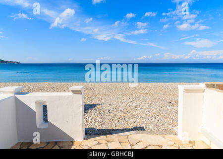 Porte d'entrée à Kokkari beach, l'île de Samos, Grèce Banque D'Images