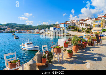 Les pots de fleurs, voir des bateaux de pêche d'un ancrage dans la baie de Kokkari, l'île de Samos, Grèce Banque D'Images