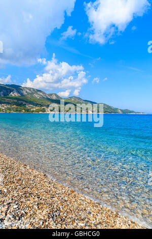 Une mer cristalline sur Kokkari beach, l'île de Samos, Grèce Banque D'Images