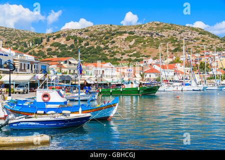 L'île de Samos, Grèce - Sep 25, 2015 : avis de Pythagorion port avec bateaux de pêche colorés, l'île de Samos, Grèce Banque D'Images