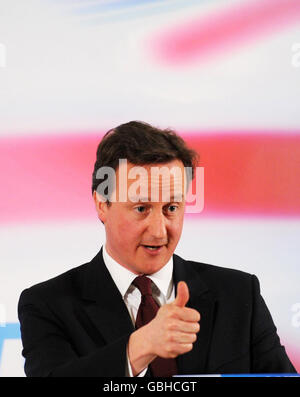 Le chef du Parti conservateur David Cameron s'adresse à un public invité à Londres, où il a averti que faire baisser la dette publique en expansion de la Grande-Bretagne devrait être prioritaire sur les réductions d'impôts si son parti remporte les prochaines élections. Banque D'Images