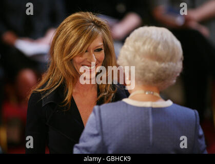 Le designer d'intérieur Kelly Hoppen, de Londres, est fait un MBE par la reine Elizabeth II pour les services de conception d'intérieur, à l'intérieur de Buckingham Palace dans le centre de Londres. Banque D'Images