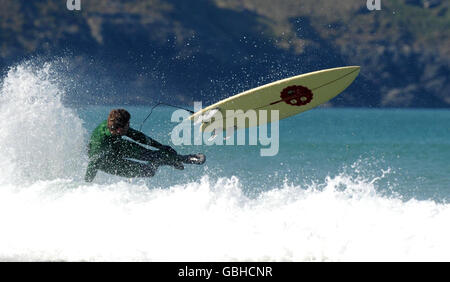 Le surfboarder champion Mark 'Eegor' Harris, de Newquay, essaie une planche de surf écologique au large de Fistral Beach, Newquay. Banque D'Images