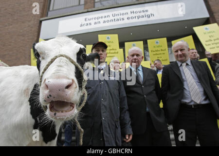 Les producteurs laitiers manifestent aujourd'hui au bureau de l'UE à Dublin pour protester contre l'effondrement des prix du lait. Banque D'Images