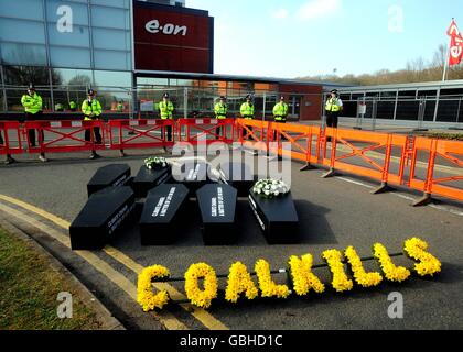 Une fausse marche funéraire de style Nouvelle-Orléans par les manifestants du changement climatique arrive au siège de la compagnie d'électricité E.ON, Westwood Business Park à Coventry. Banque D'Images