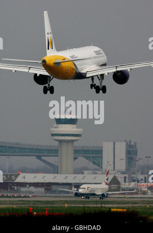 Un avion de passagers Monarch atterrit à l'aéroport de Gatwick dans West Sussex car BAA est obligé de vendre le site et de briser leur monopole sur les sites aéroportuaires à travers le Royaume-Uni. Banque D'Images